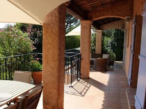 Outdoor dining - Charmante Villa mit Pool und Golfplatz by Interhome (Saint-Raphaël)