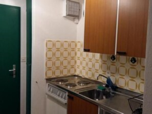 Fridge, oven, cookware/dishes/utensils - Chesa Pablo 17 by Interhome (Sils Maria)