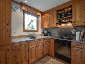 Refrigerador, horno, lavavajillas y utensilios de cocina 