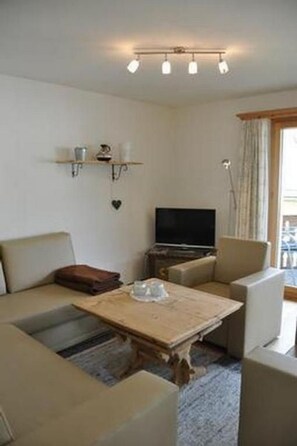 TV - Chesa Semnadur H8 by Interhome (Sils Maria)