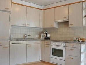 Geladeira, micro-ondas, fogão, lava-louças