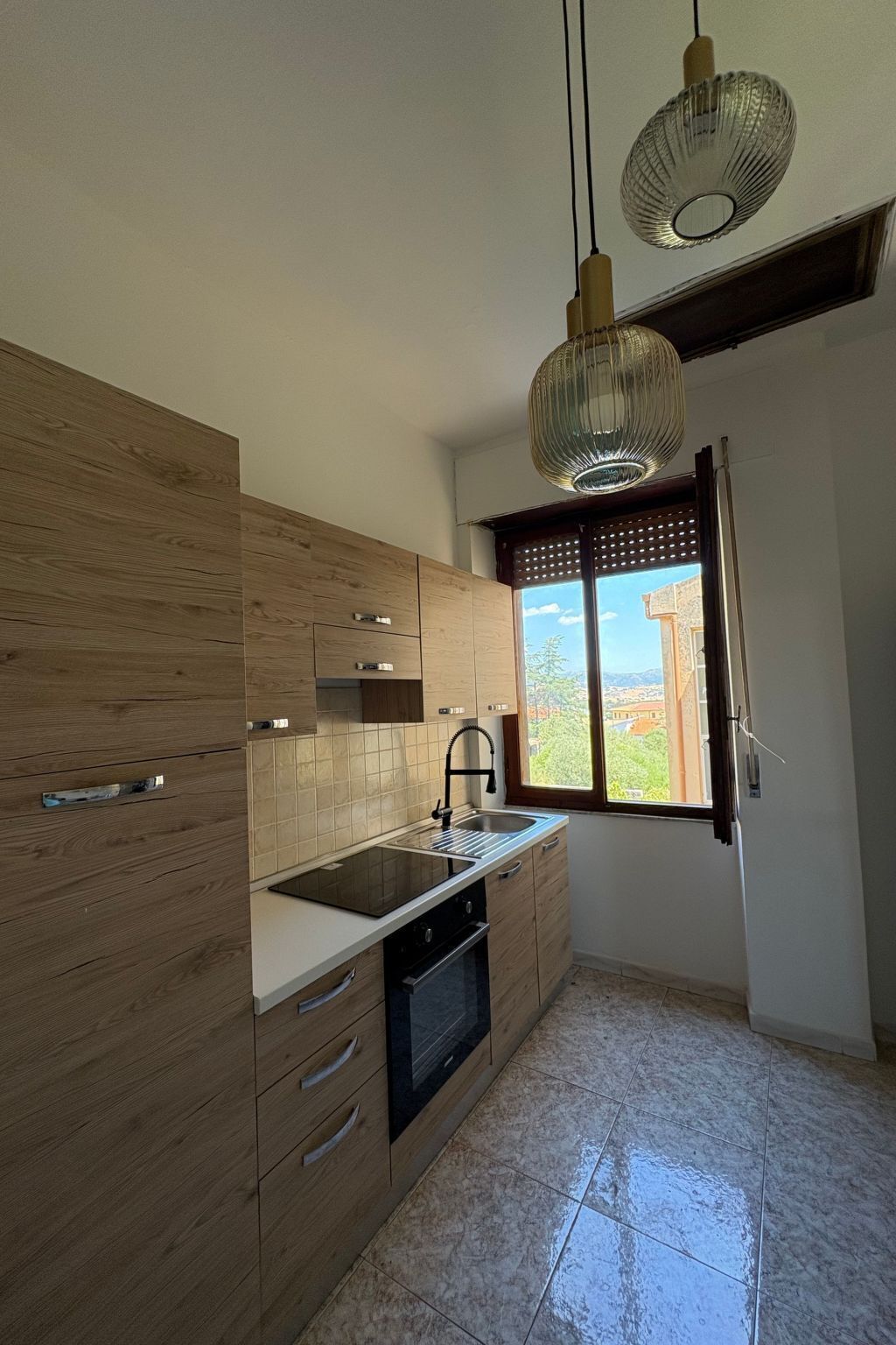 Kühlschrank, Mikrowelle, Ofen, Kochgeschirr/Geschirr/Besteck