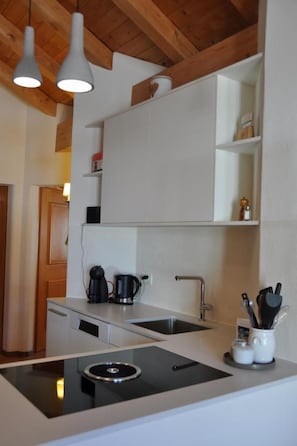 Kühlschrank, Mikrowelle, Ofen, Geschirrspüler