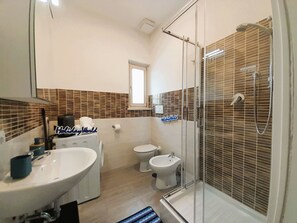 Bathroom - Luca's Haus bei Holiday World by Interhome (Torre Gaia)