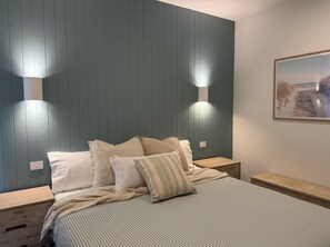 Tabla de planchar con plancha, wifi y ropa de cama 