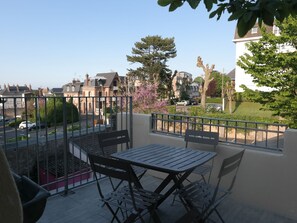 Outdoor dining - Schöne Unterkunft mit Terrasse in der Nähe des Meeres by Interhome (Villers sur mer)