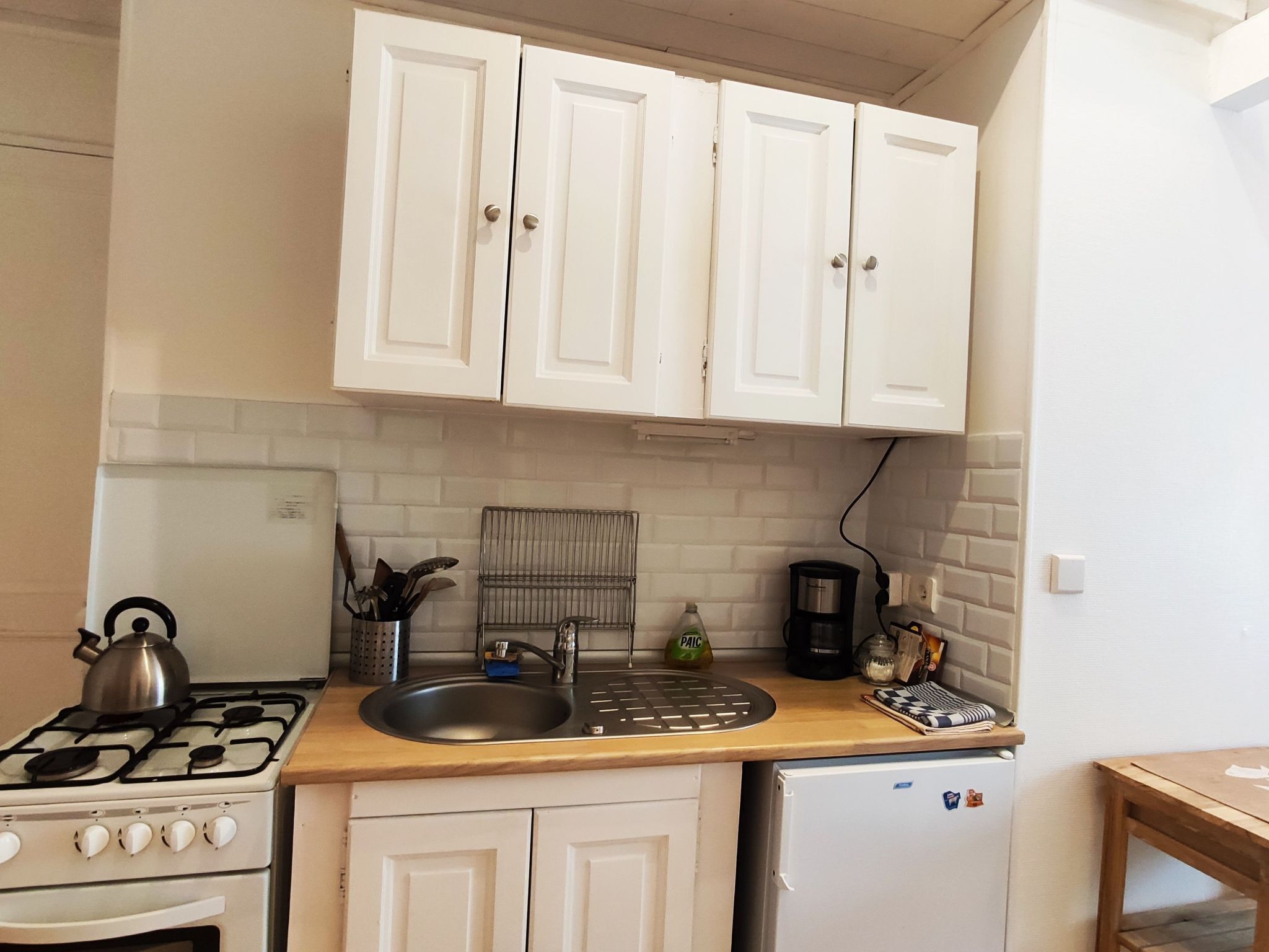 Kjøleskap, mikrobølgeovn, ovn og kjøkkenutstyr