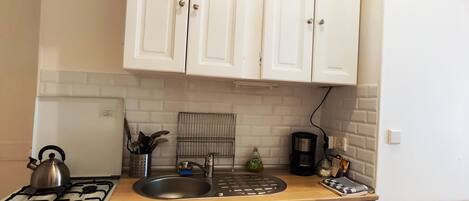 Kjøleskap, mikrobølgeovn, ovn og kjøkkenutstyr