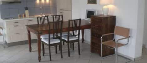 Refrigerador, microondas, horno y utensilios de cocina