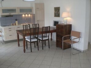 KĂŒhlschrank, Mikrowelle, Ofen, Kochgeschirr/Geschirr/Besteck