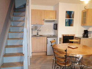 Fridge, microwave, oven, cookware/dishes/utensils - Landhaus Escapade Normande by Interhome (Villers sur mer)