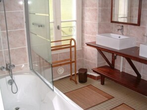 Bathroom - Apartment mit privater Terrasse am Fluss by Interhome (Quimperlé)