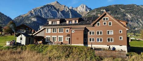 المنشأة من الخارج