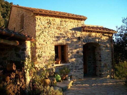Natursteinhaus mit Panoramablick zum Meer by Interhome