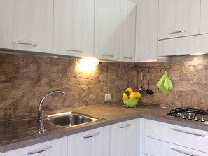 Fridge, cookware/dishes/utensils - Gemütliches Ferienhaus mit Kamin in Porto Tramat by Interhome (Porto Corallo)