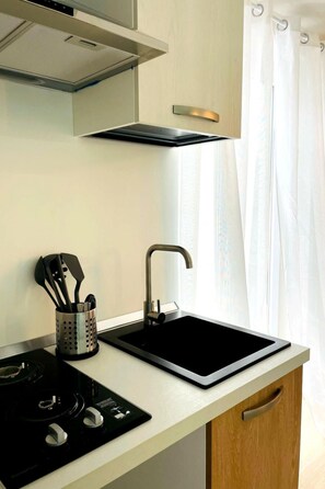 Fridge, cookware/dishes/utensils - Studio 250 m vom Meer entfernt im historischen Zentrum by Interhome (Marina di Camerota)