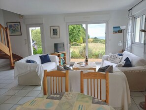 TV - Komforthaus mit Traumgarten und Meerblick by Interhome (Plouha)
