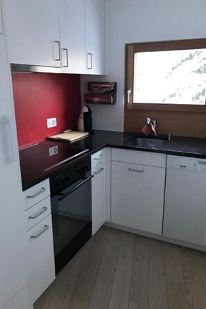 Geladeira, fogão, lava-louças, talheres/pratos/utensílios de cozinha