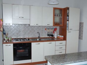 Fridge, microwave, oven, cookware/dishes/utensils - Strandhaus by Interhome (Tortolì)