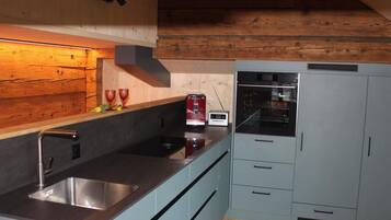 Kühlschrank, Ofen, Geschirrspüler, Kochgeschirr/Geschirr/Besteck