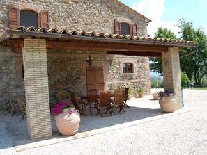 Outdoor dining - Tenuta 'Solaria Orvieto' mit eigenem Pool by Interhome (Castel Viscardo)