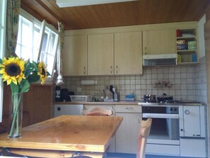 Jääkaappi, mikroaaltouuni, keittoastiat/astiat/ruokailuvälineet