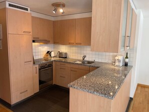 Fridge, oven, dishwasher, cookware/dishes/utensils - Nollen 6-Bett-Wohnung by Interhome (Lauterbrunnen)