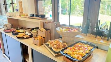 Café da manhã com buffet grátis todos os dias