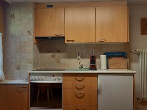 Frigorífico, horno y utensilios de cocina
