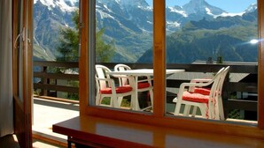 Un balcone con vista sulle montagne innevate.