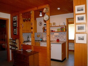 Kjøleskap, ovn, oppvaskmaskin og kjøkkenutstyr