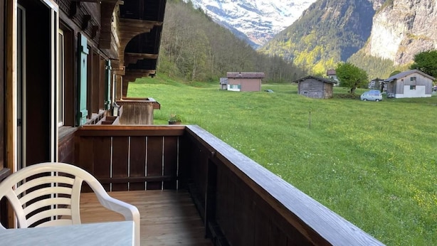 Een balkon met uitzicht op een berglandschap.