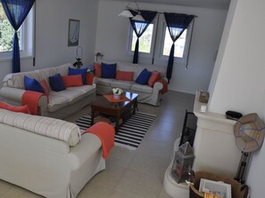 Fernseher, Kamin, DVD-Player