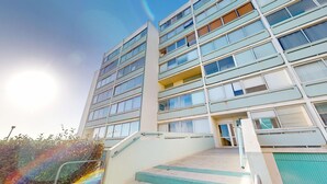 A multi-story building with a modern architectural style, featuring a series of balconies and large windows. - Air Marin - Apartment Balcony Ocean View (Saint-Hilaire-de-Riez)