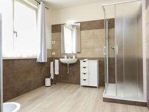 Bathroom - 'Vall' mit Privatparkplatz by Interhome (Colà)