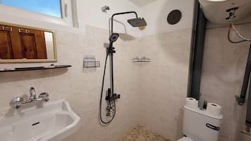 Dusche, Haartrockner, Handtücher, Toilettenpapier