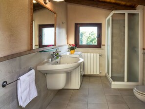 Bathroom - Studio-Apartment mit Balkon mit Seeblick und Zugang zum Garten by Interhome (Fonteno)