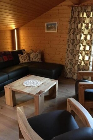TV, fireplace - Chäs-Gruebi Wohnung Hase, 3. Stock by Interhome (Lauterbrunnen)