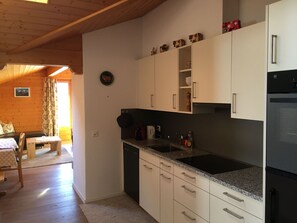 Refrigerador, horno, lavavajillas y utensilios de cocina