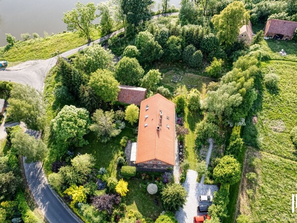 المنشأة من الخارج