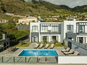 A heated pool - Ferienvilla 'Coco Tangalla' by Interhome (Arco da Calheta)