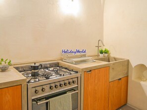 Fridge, microwave, oven, cookware/dishes/utensils - Casa Alda bei Holiday World by Interhome (Borgio Verezzi)