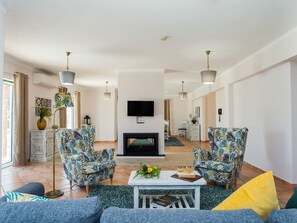 TV, fireplace - Schönes Haus in Carvoeiro mit privatem Parkplatz by Interhome (Carvoeiro)