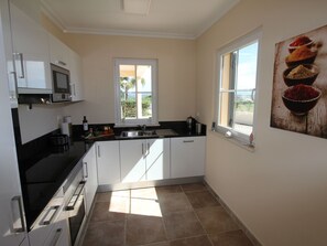 Fridge, microwave, oven, dishwasher - Vila Marques da Luz by Interhome (Bensafrim)