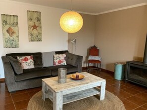 Una televisión, una chimenea