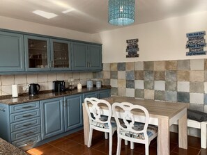 Kylskåp, diskmaskin och grytor/köksredskap