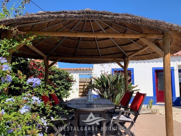 Terrace - Charmantes Ferienhaus mit schöner Aussicht, 2 Sc by Interhome (Aljezur)