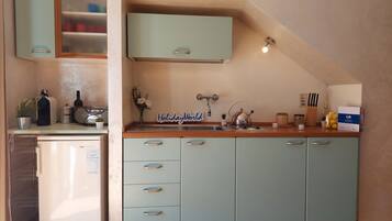 Kühlschrank, Mikrowelle, Kochgeschirr/Geschirr/Besteck