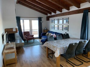 Fernseher, Kamin, DVD-Player