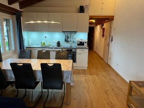 Kühlschrank, Mikrowelle, Ofen, Geschirrspüler